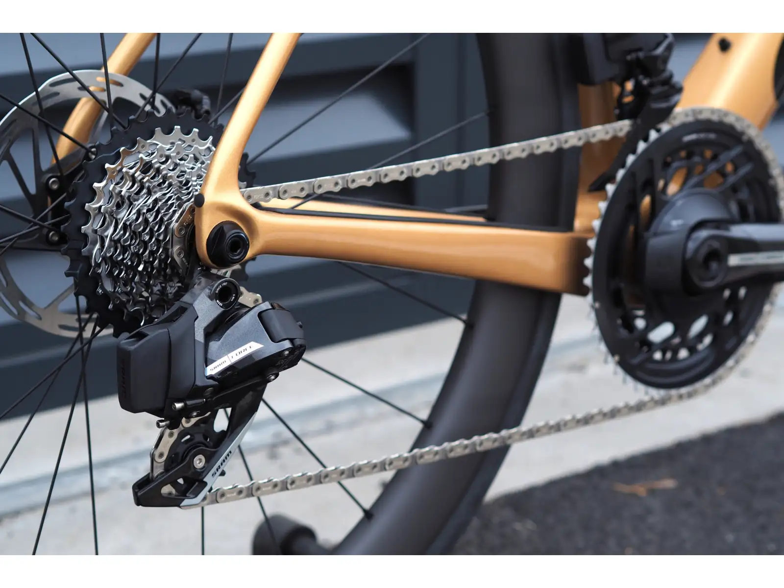 Cervélo Soloist Force eTap AXS cestný bicykel zlatý prach