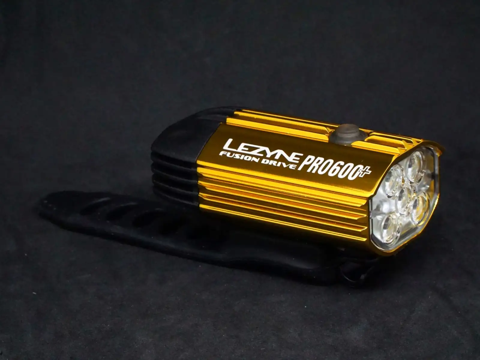 Predné svetlo Lezyne Fusion Pro 600+ Gloss Gold