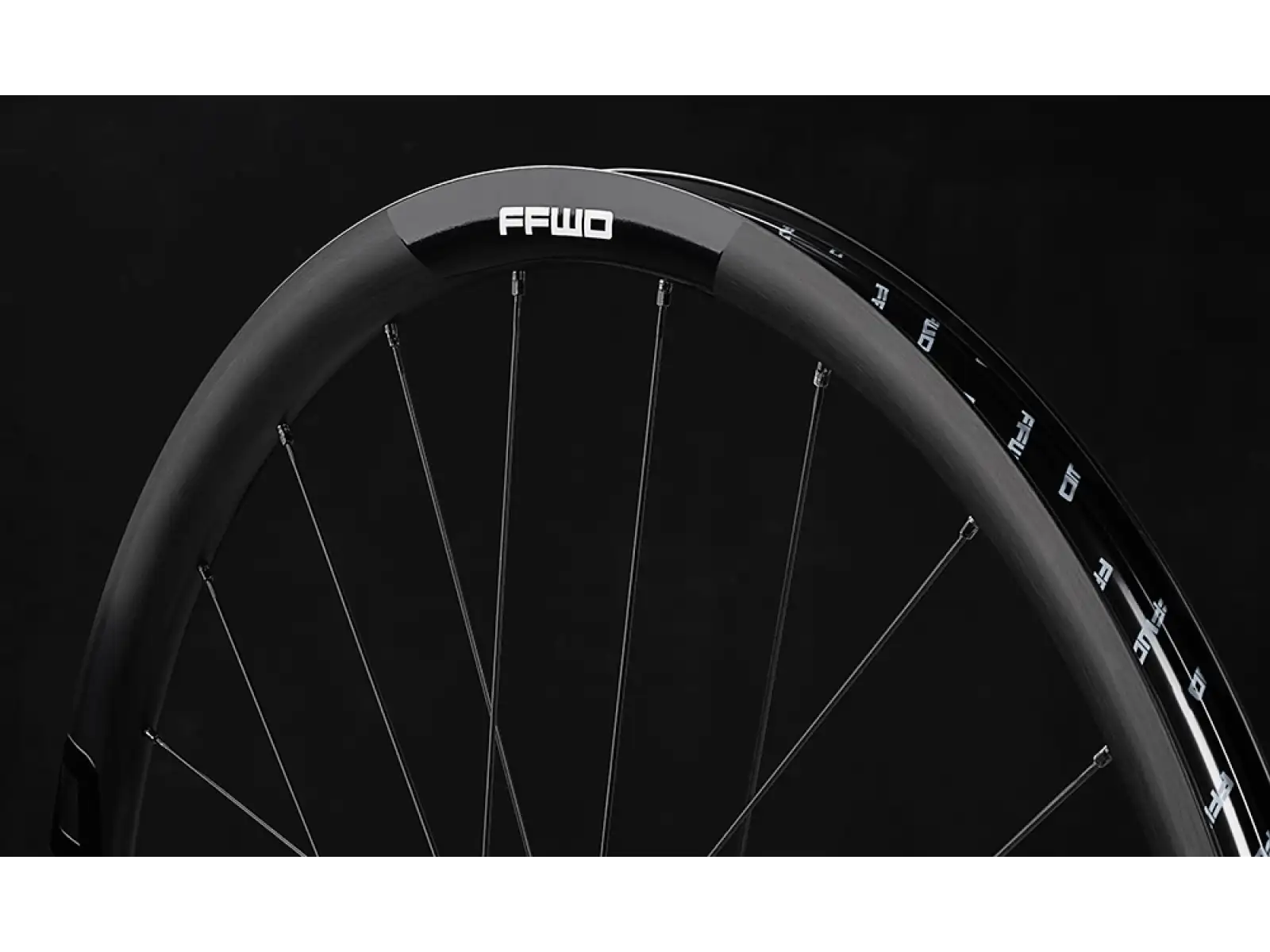 FFWD Outride spletené gravel kolesá, náboje DT Swiss 350 Matt Black.