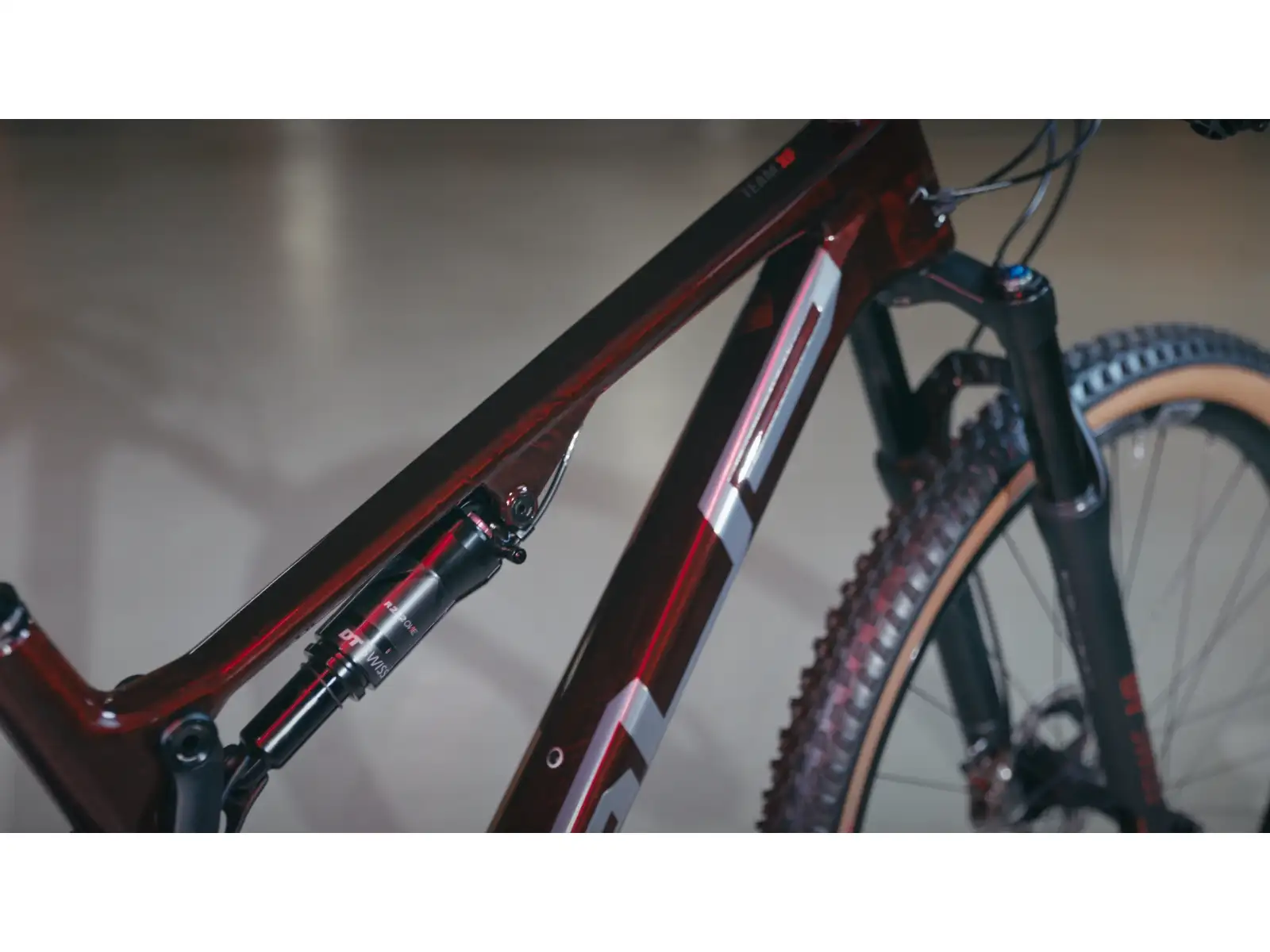Superior Team XF 29 Issue R celoodpružený horský bicykel Gloss Red Carbon/Chrome