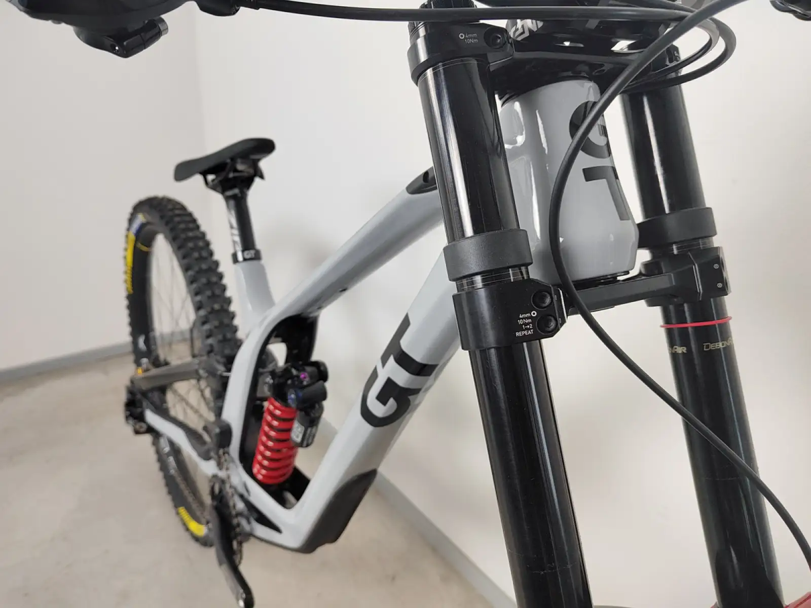 Veľkosť zjazdového bicykla GT Fury Custom. M