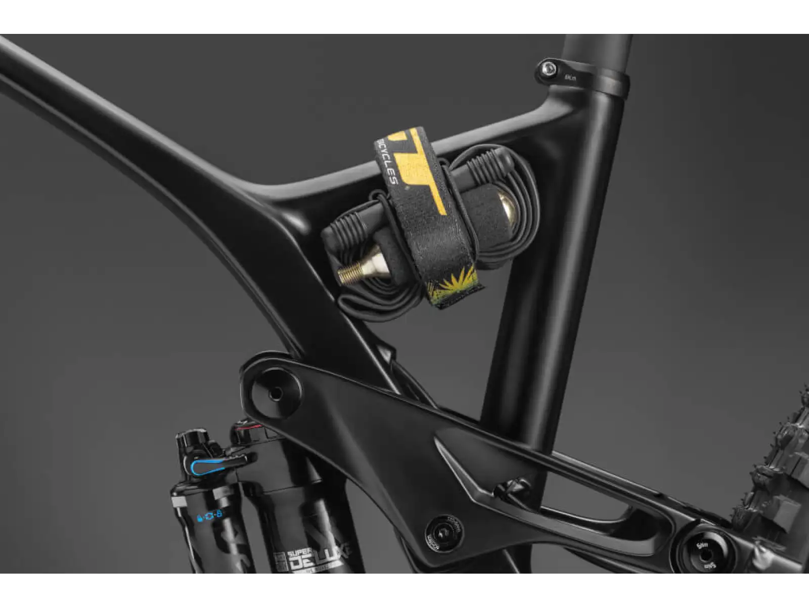 Horský bicykel GT Force Carbon Pro DGR
