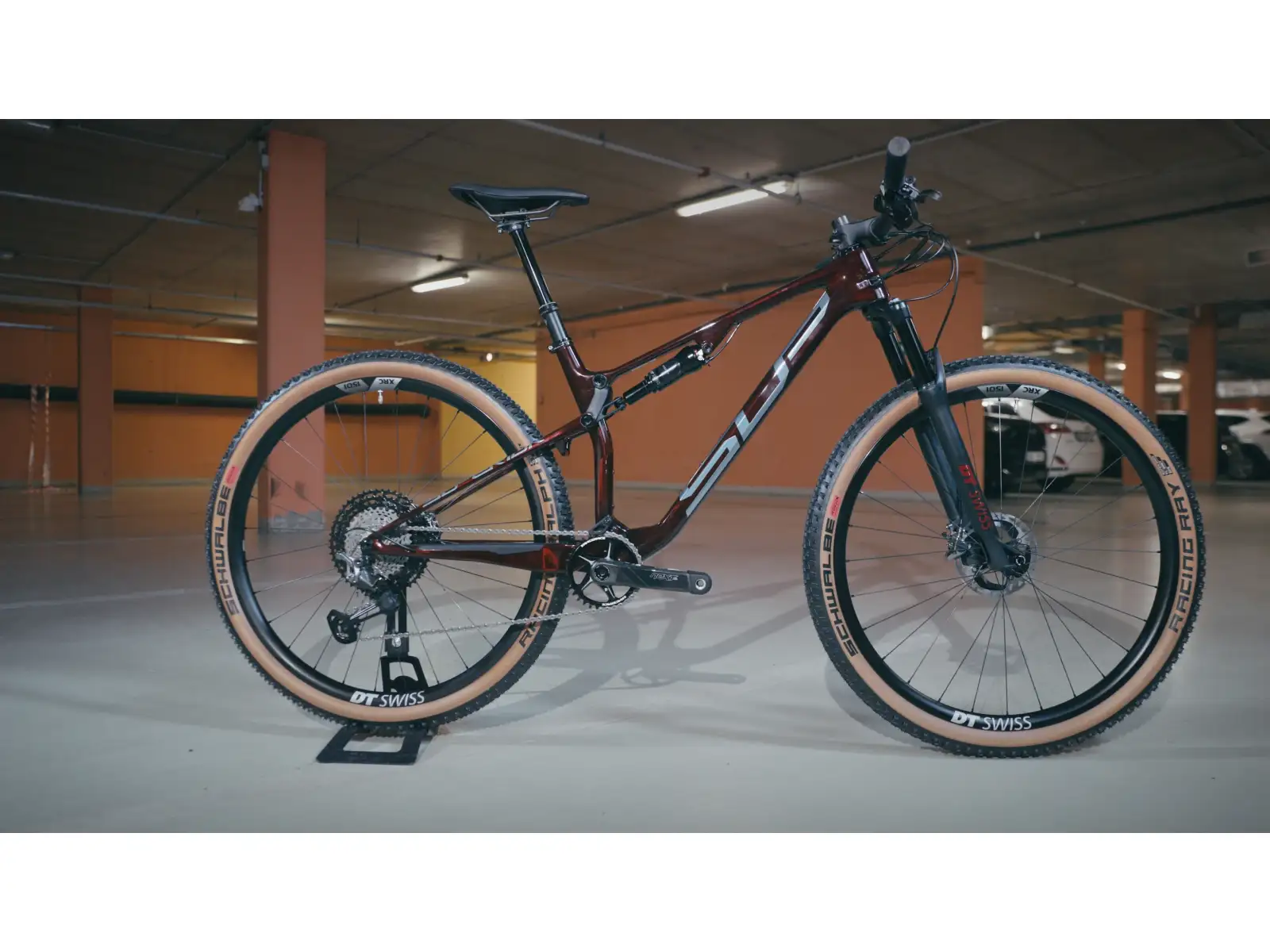 Superior Team XF 29 Issue R celoodpružený horský bicykel Gloss Red Carbon/Chrome