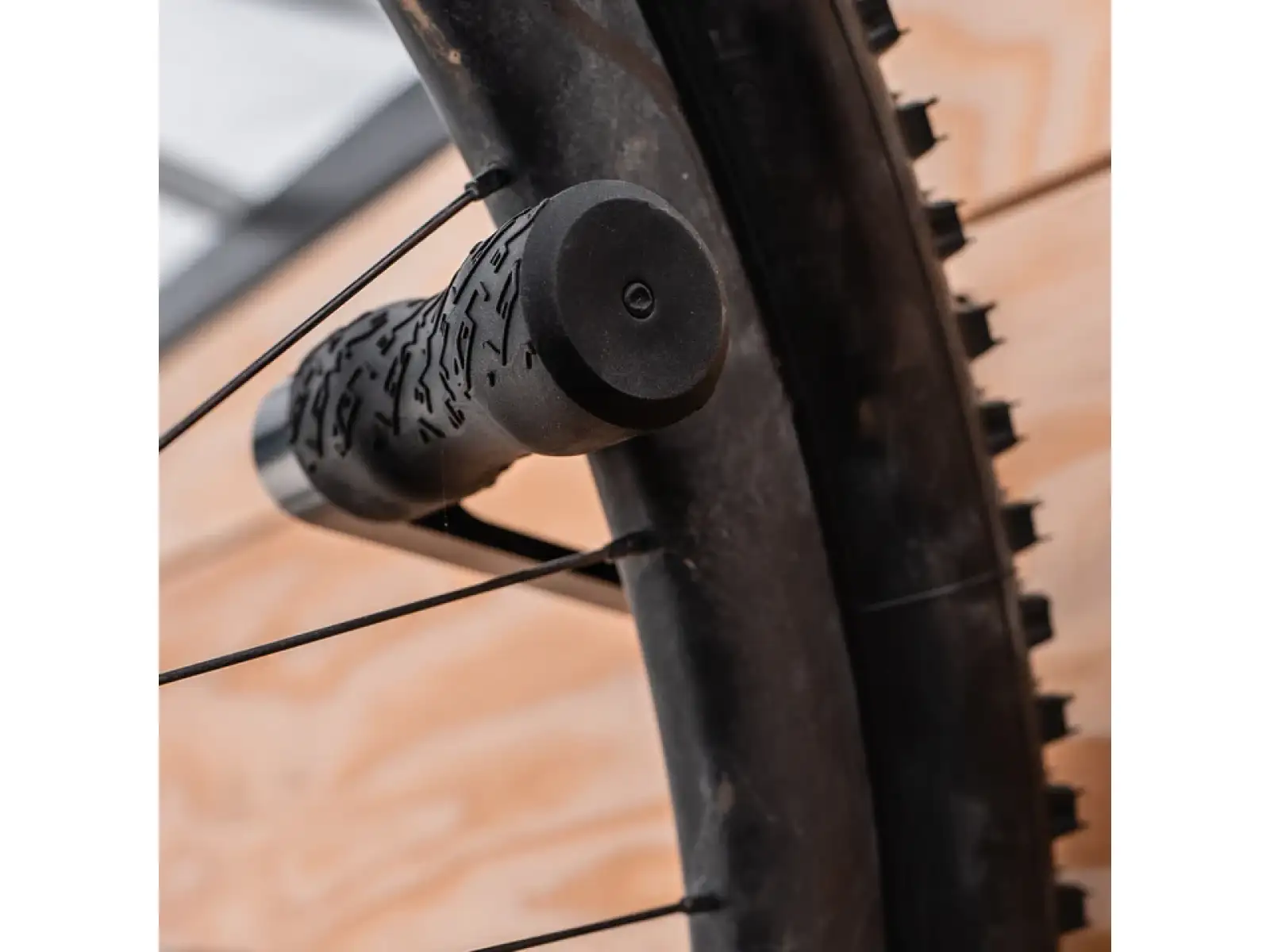 Lezyne CNC Alloy Wheel Hook nástenný držiak na bicykel black