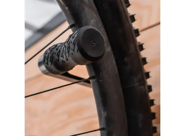 Lezyne CNC Alloy Wheel Hook nástenný držiak na bicykel black