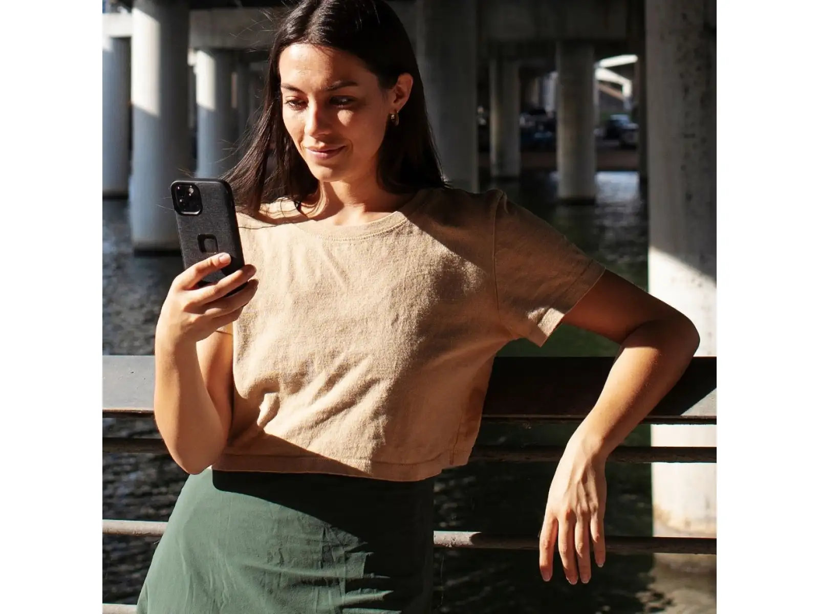Peak Design Everyday Loop V2 kryt pre iPhone 15 Pro Charcoal