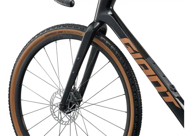 Giant Revolt Advanced 2 gravel bicykel Carbon Smoke