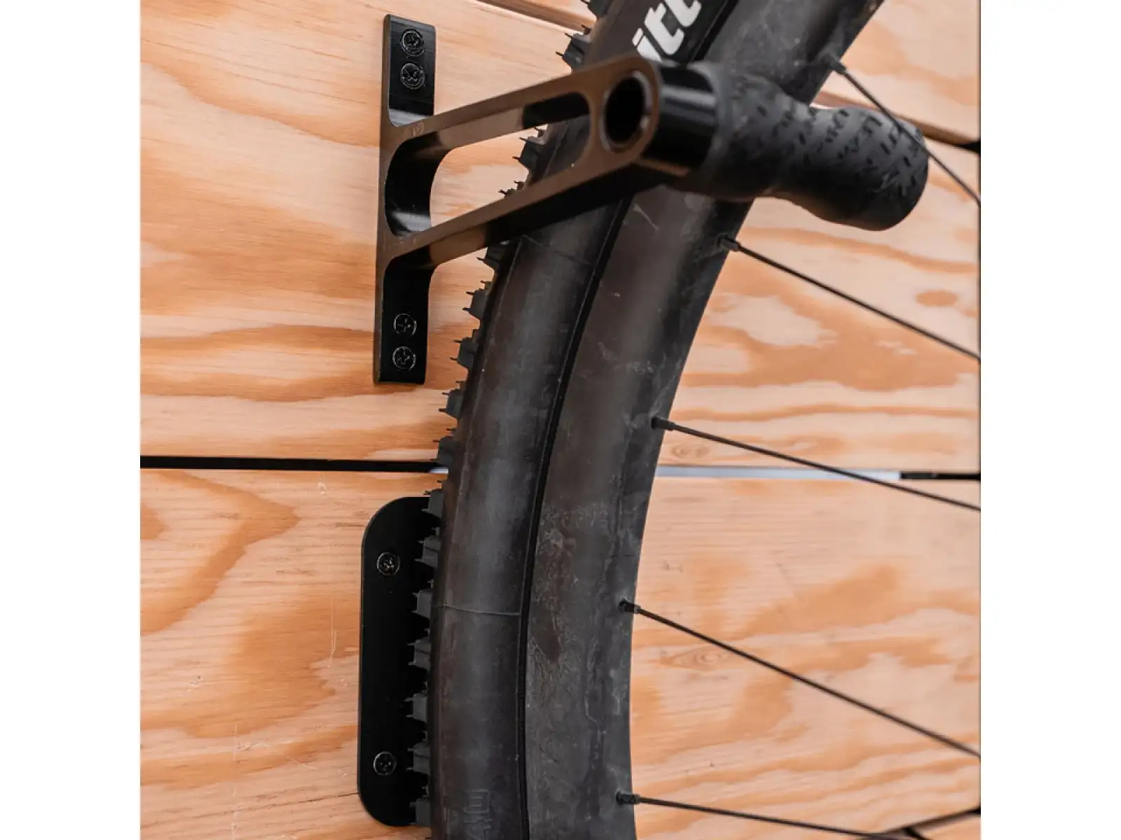 Lezyne CNC Alloy Wheel Hook nástenný držiak na bicykel black