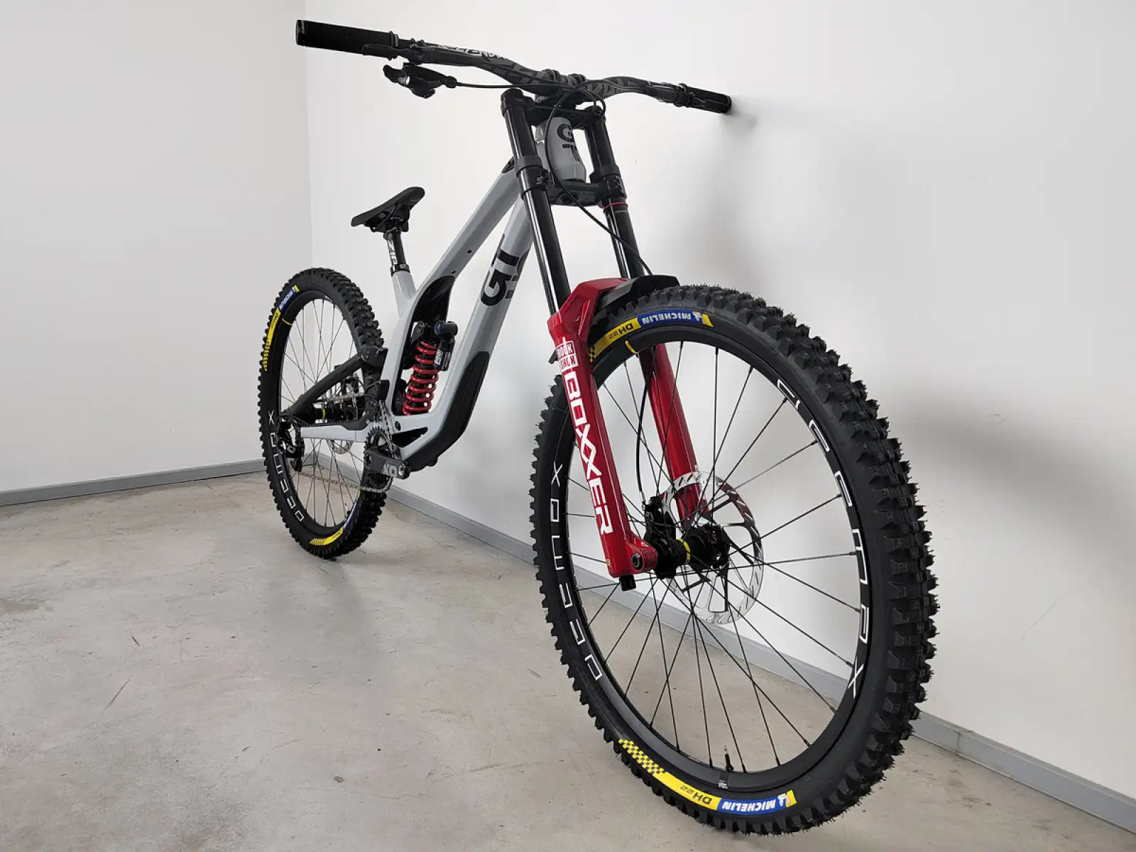 Veľkosť zjazdového bicykla GT Fury Custom. M