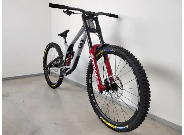 Veľkosť zjazdového bicykla GT Fury Custom. M