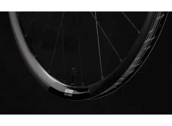 FFWD Outride spletené gravel kolesá, náboje DT Swiss 350 Matt Black.