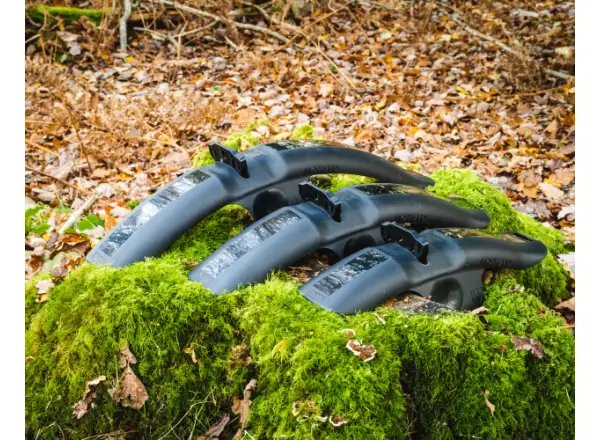 RRP ProGuard Standard Bolt-On V2 predný blatník čierna