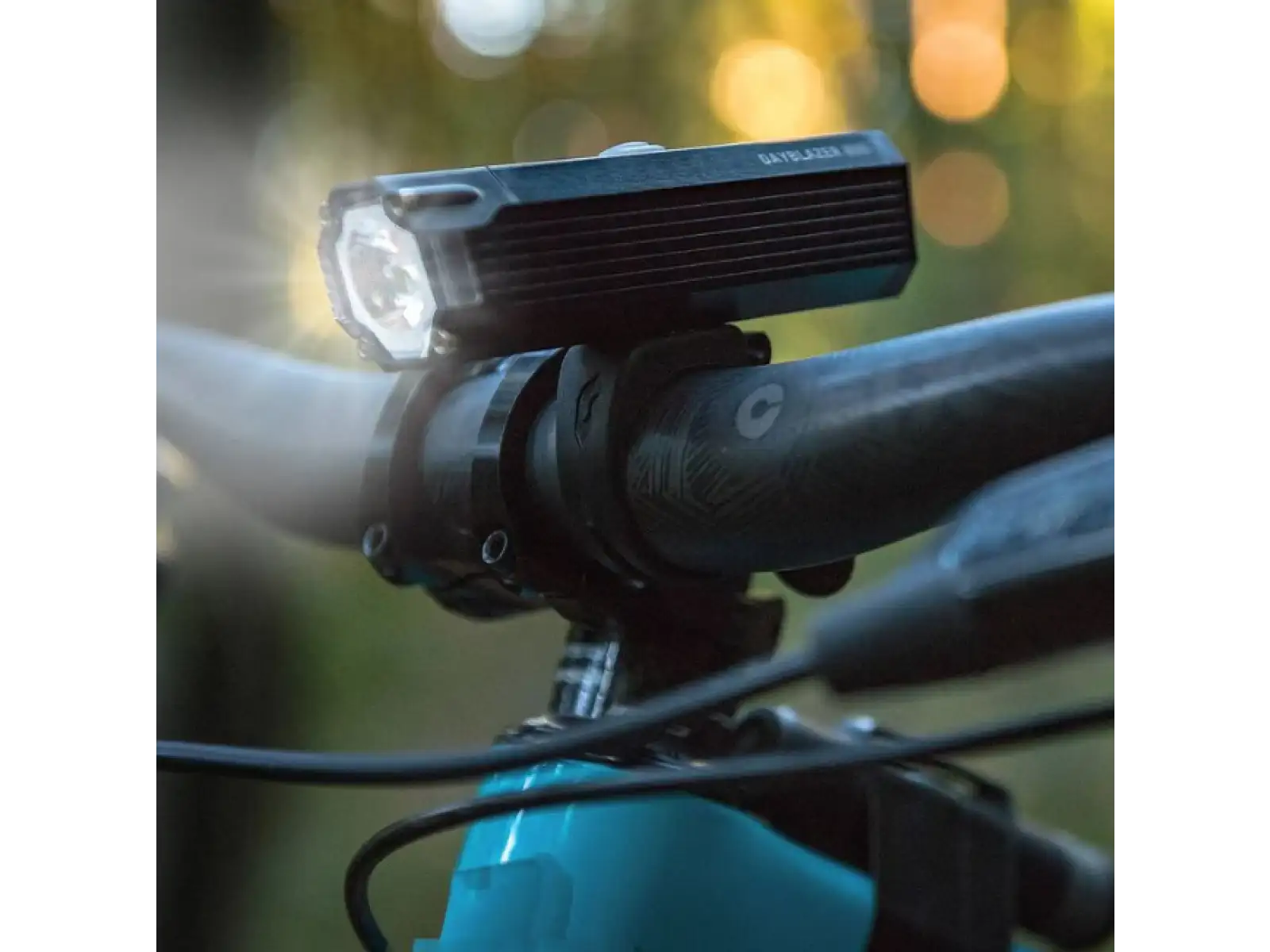 Blackburn Dayblazer 1000 USB-C predné svetlo