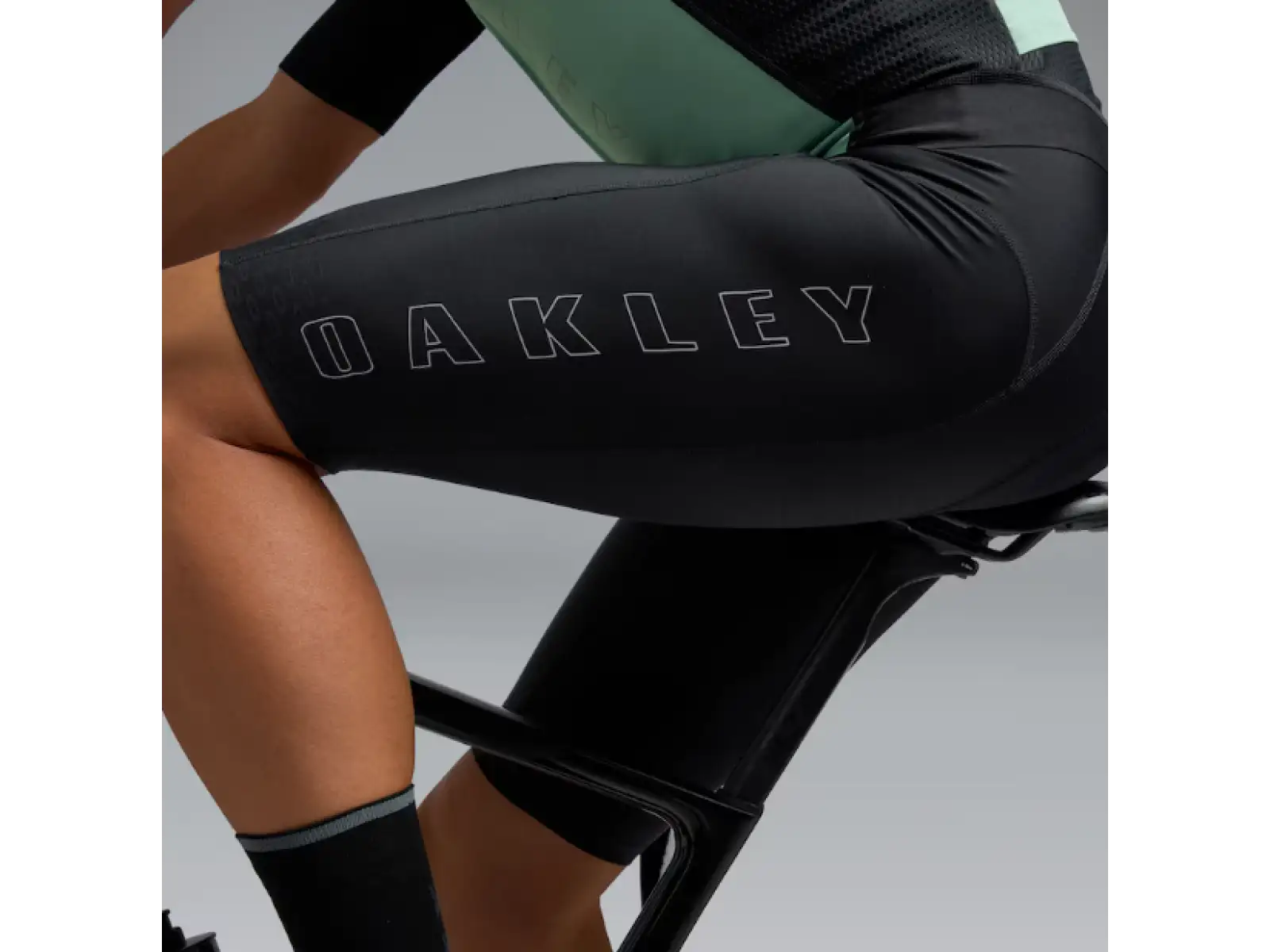 Oakley Endurance pánske kraťasy s vložkou a trakmi Pitch Black