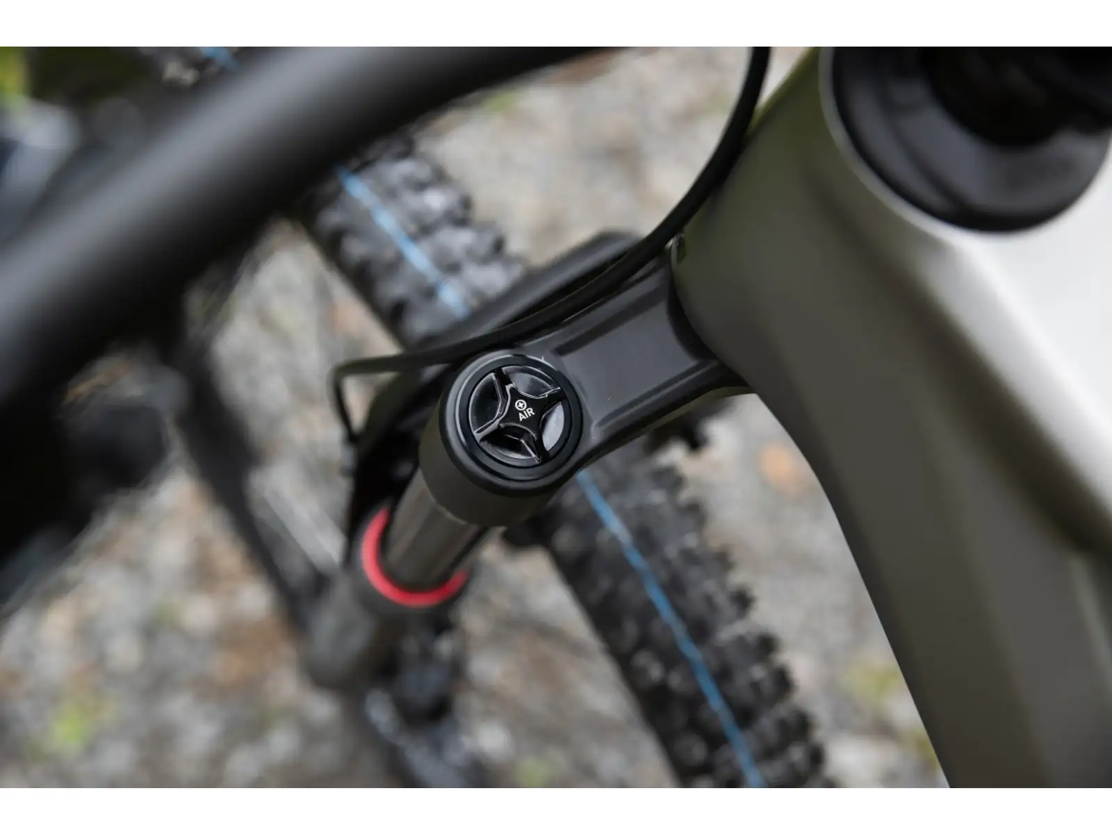 Superior iXF 9.7 celoodpružený elektrobicykel Gloss Chrome / Matte