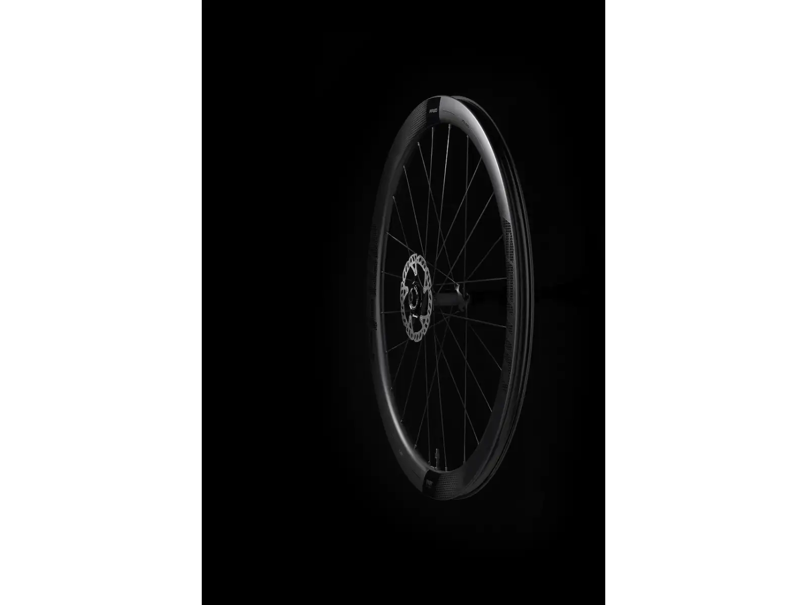 FFWD RYOT55 DT240 2:1 EXP cestné vypletené kolesá plášťové MattBlack Sram XDR orech