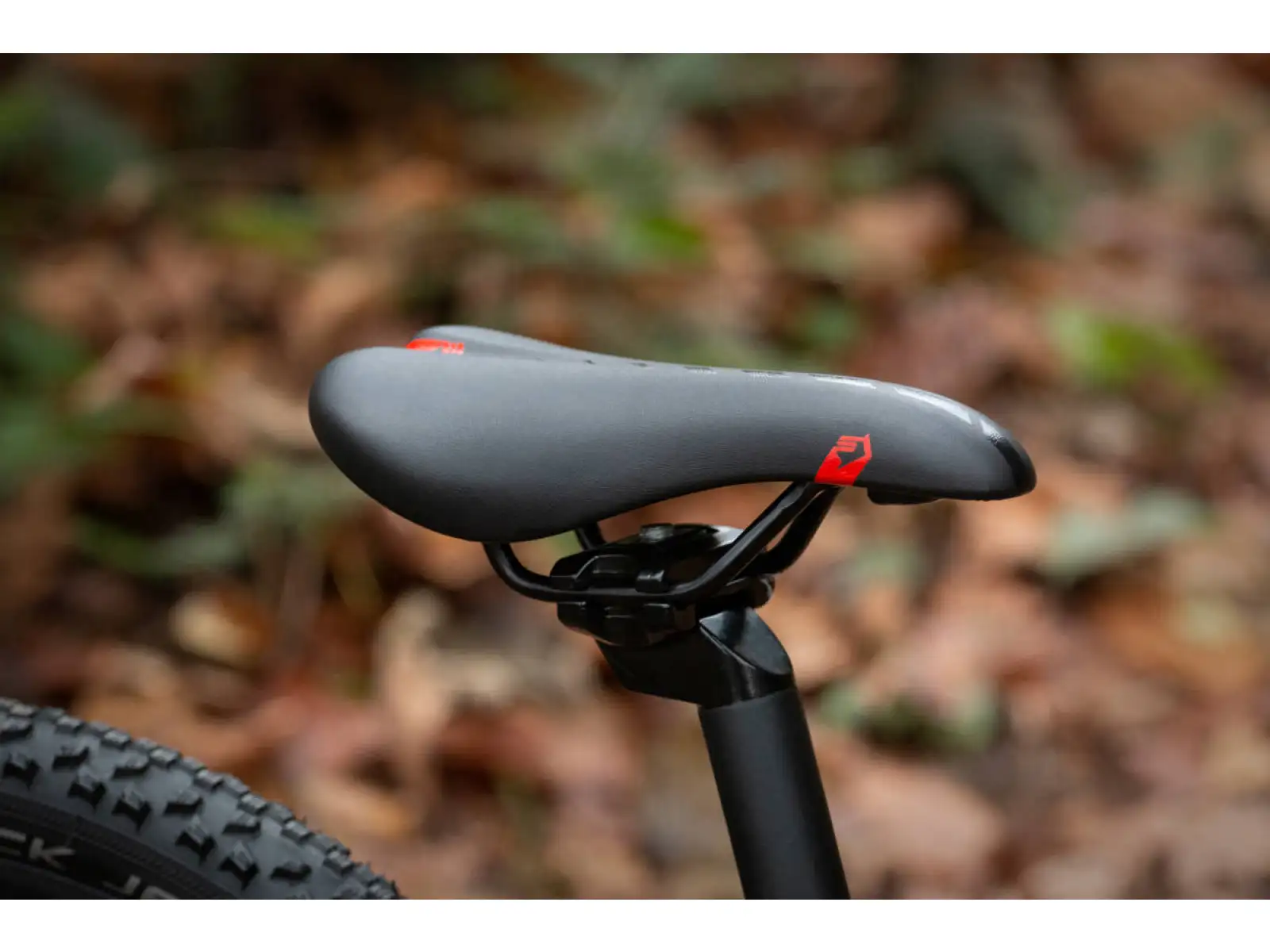 Superior Team 20 Matte Black/Hologram Chrome/Team Red detský bicykel