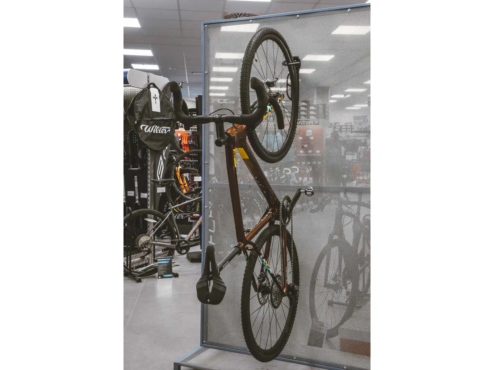 Force držiak bicykla na stenu za predné koleso