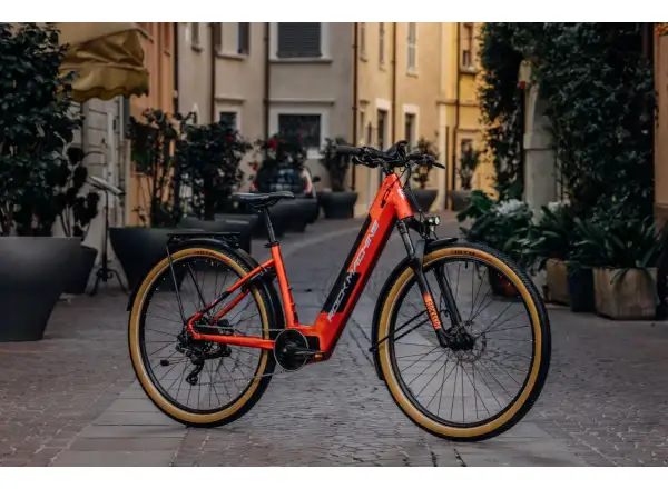 Rock Machine Storm e90-29 Metallic Orange/Silver turistický e-bike s nízkou jazdou