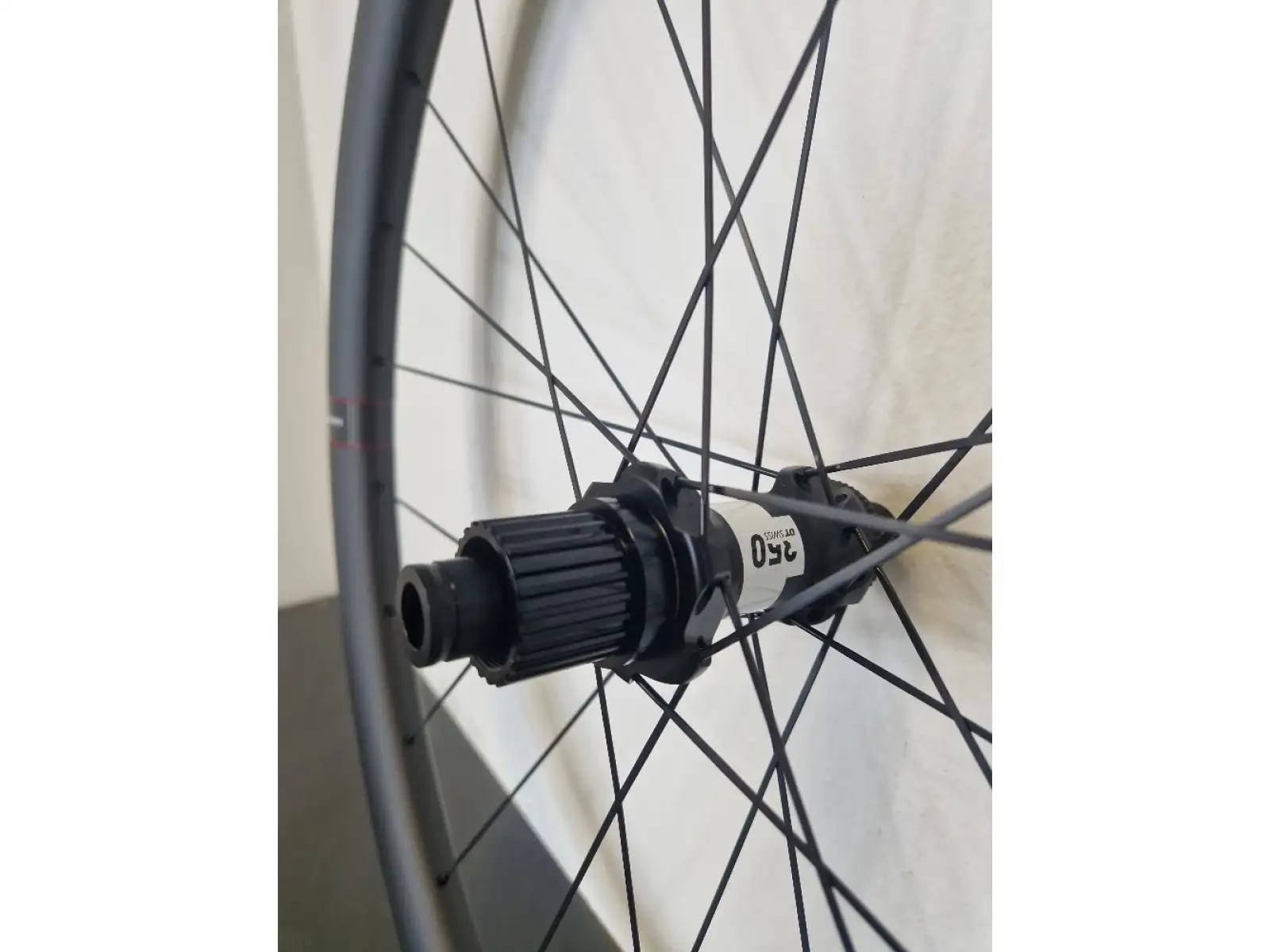 Reserve 40/44 GR 700c DT 350 CL karbónové gravel zapletené kolesá orech Microspline - Z kolesa demontované