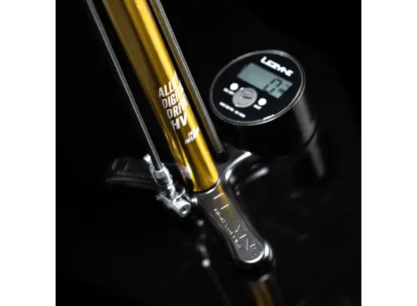 Lezyne 18K Digital Drive dielenská pumpa GOLD/BLACK