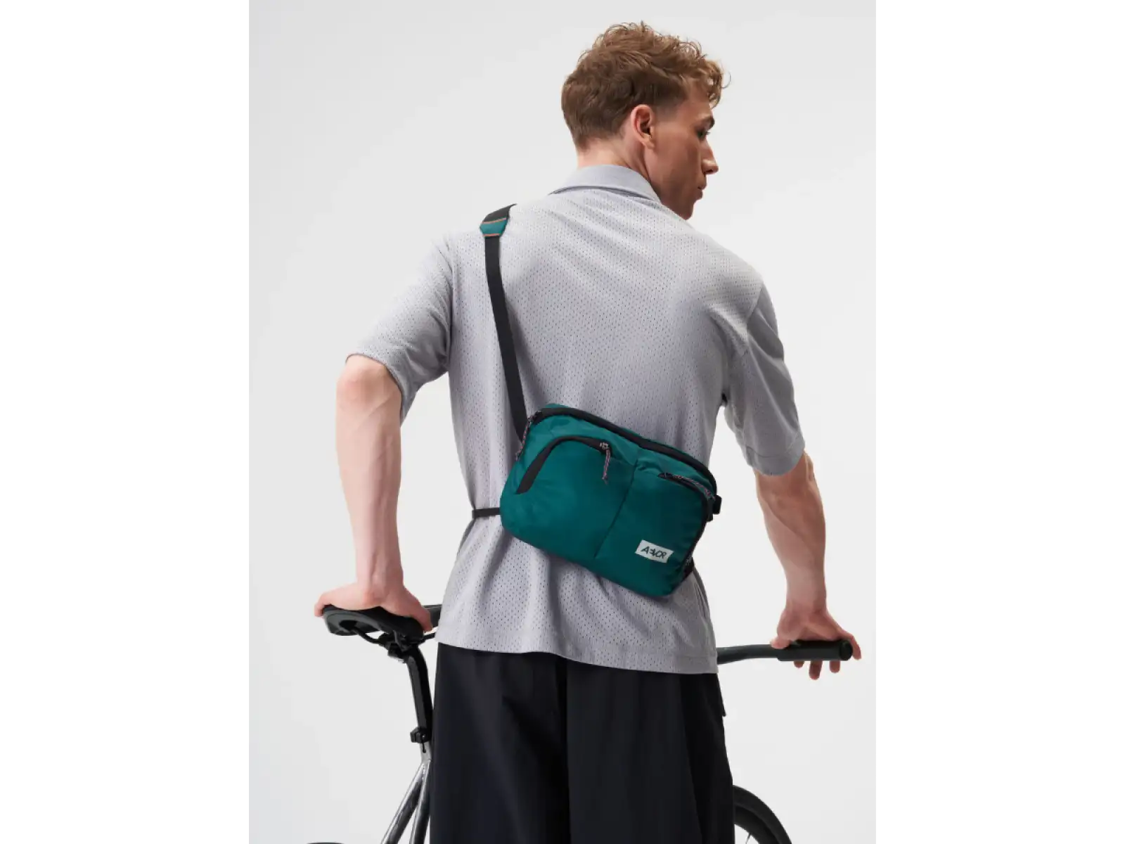 Aevor Sacoche Bag taška cez rameno 4 l Evergreen