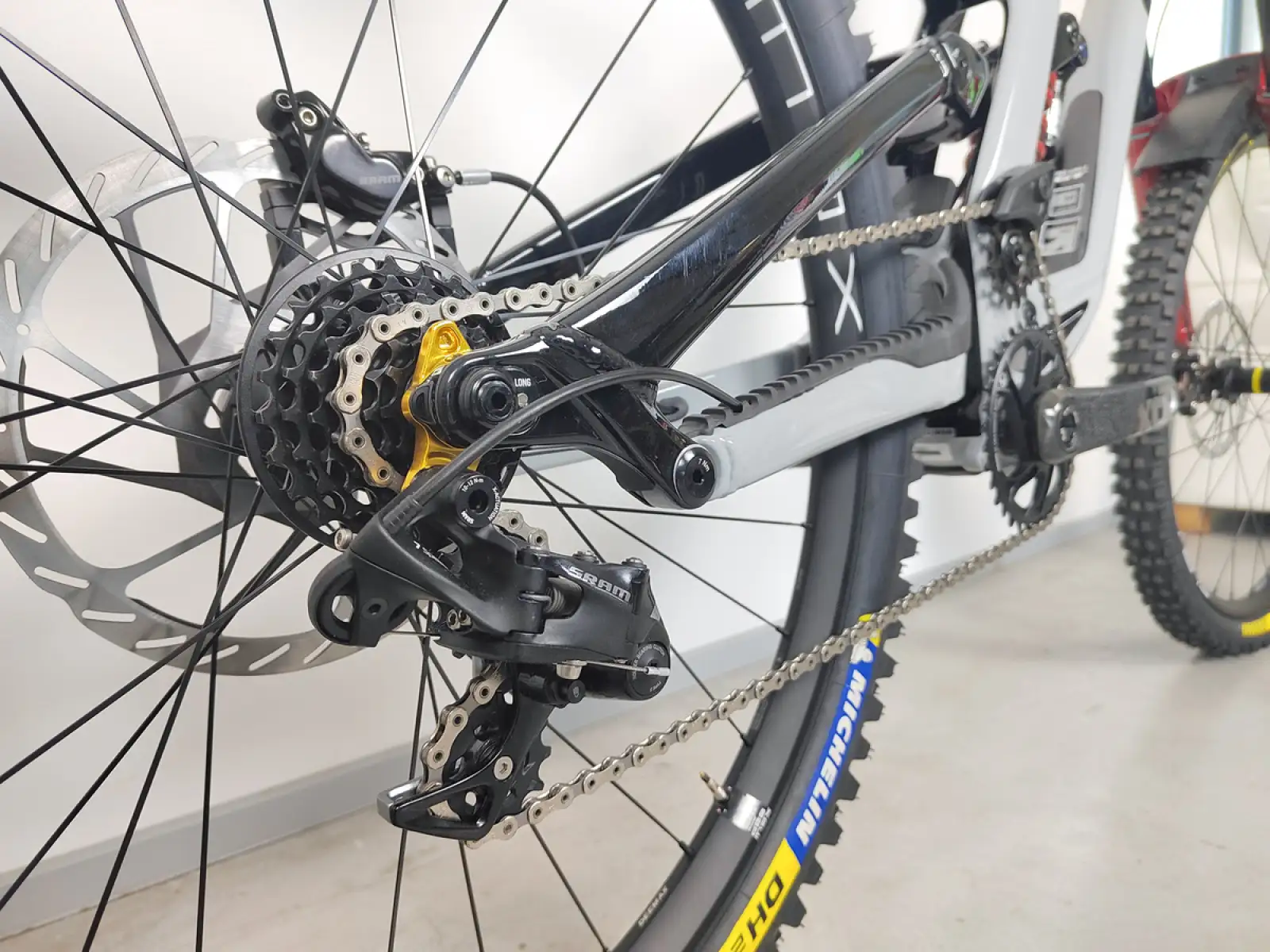 Veľkosť zjazdového bicykla GT Fury Custom. M
