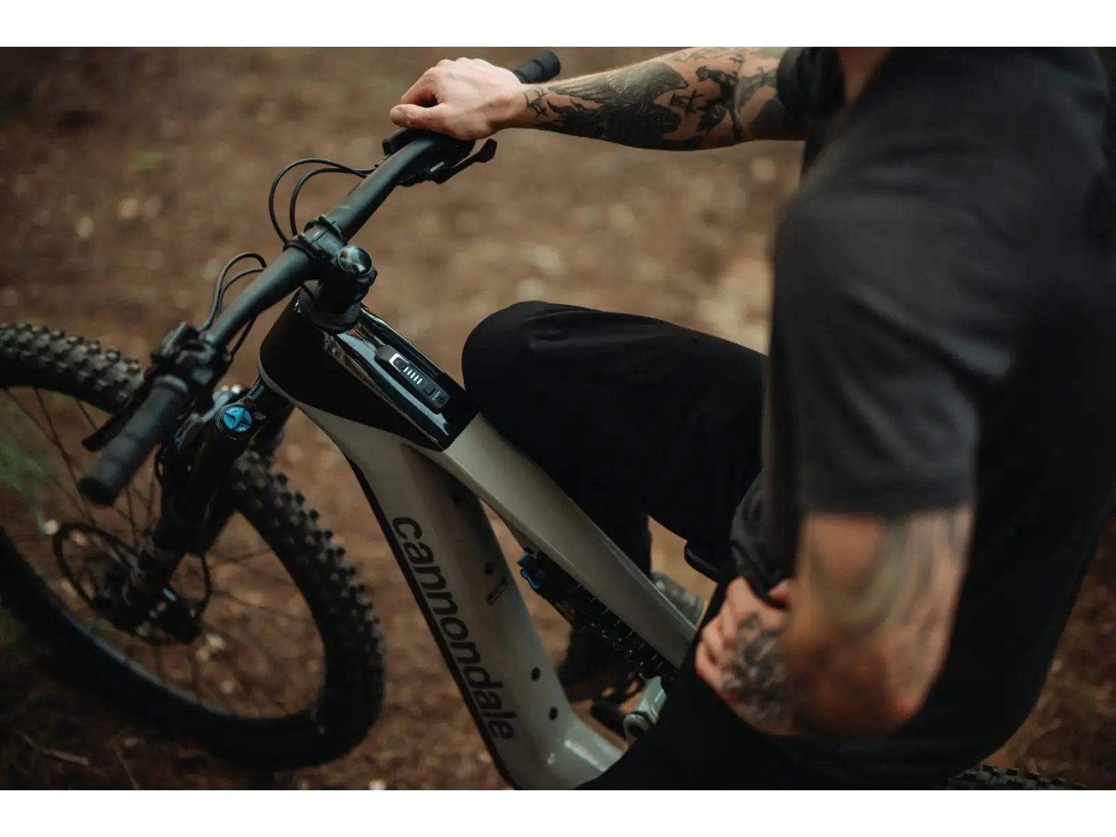 Cannondale Moterra Carbon LT 1 celoodpružený elektrobicykel Tiger Shark