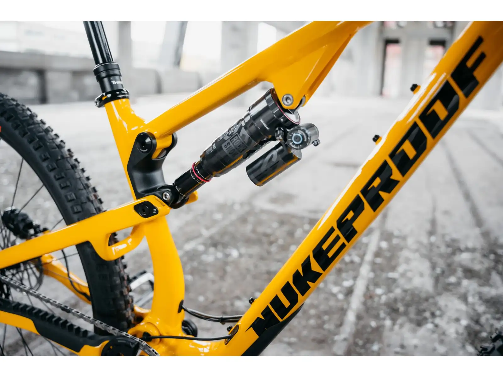 Nukeproof Reactor Alloy Pro 290 Eagle 90 celoodpružený bicykel Yellow