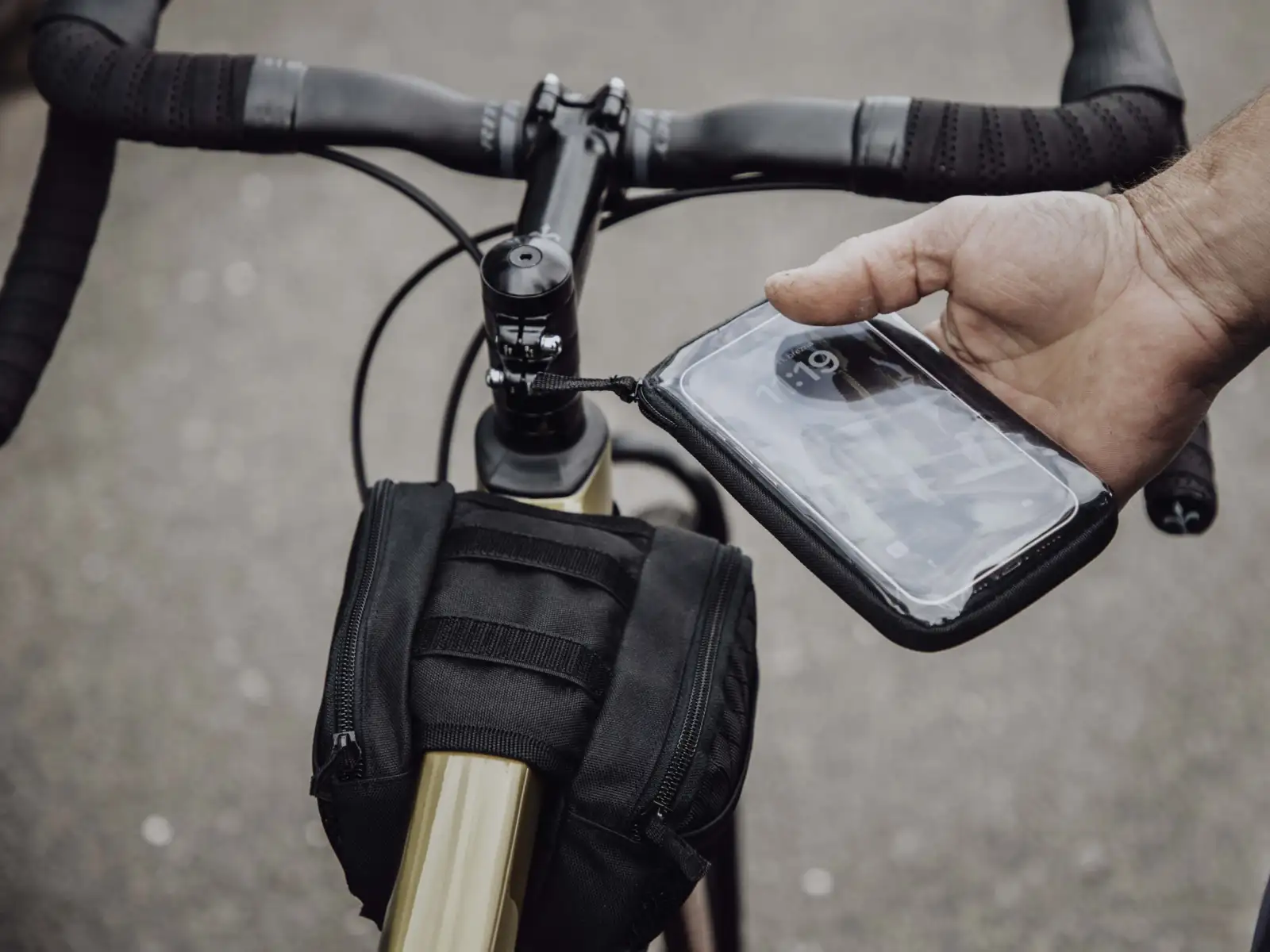 Force Dual brašna na rám smartphone čierna