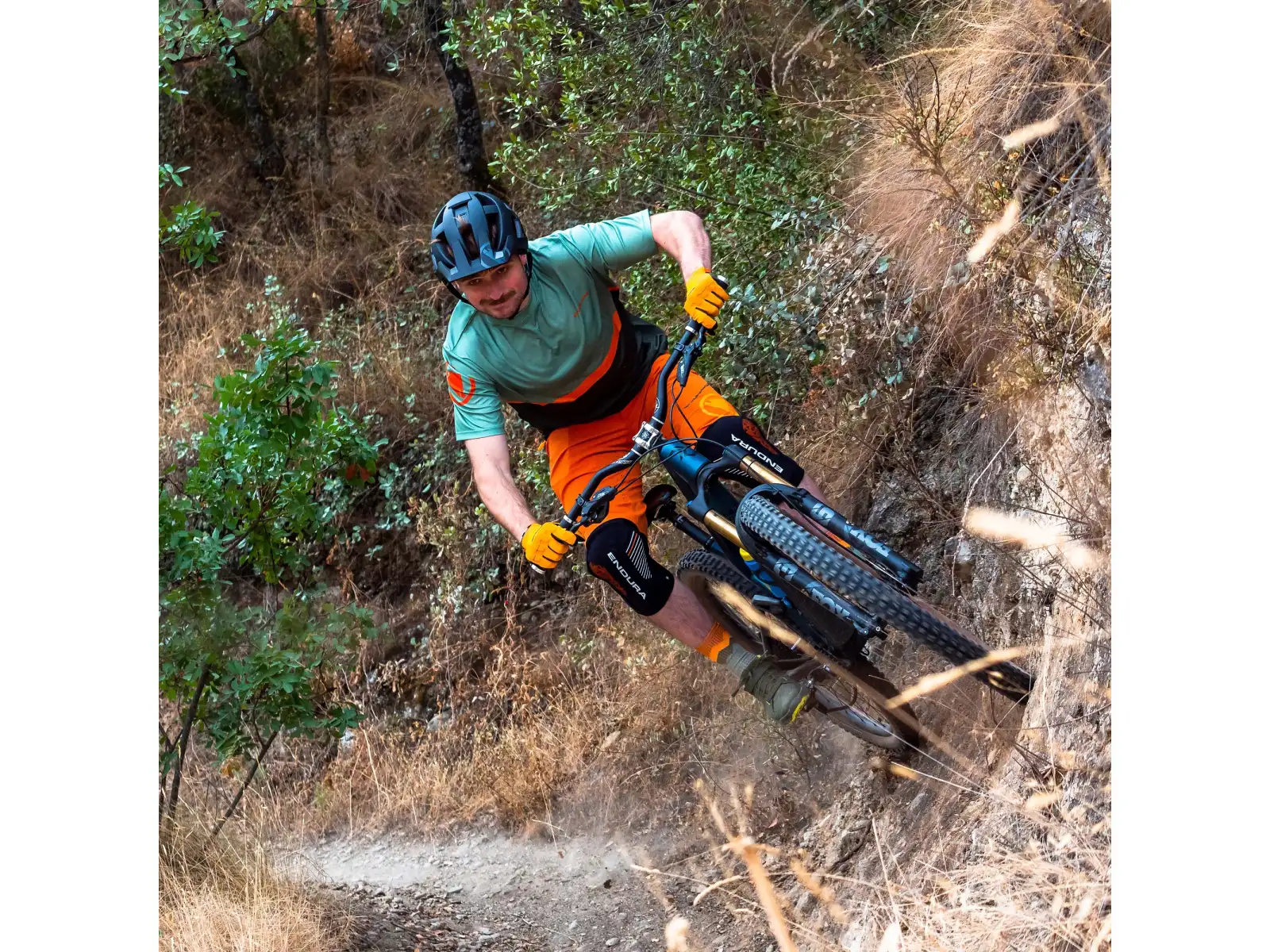 Endura SingleTrack Lite Short Fit pánske kraťasy Orange Harvest