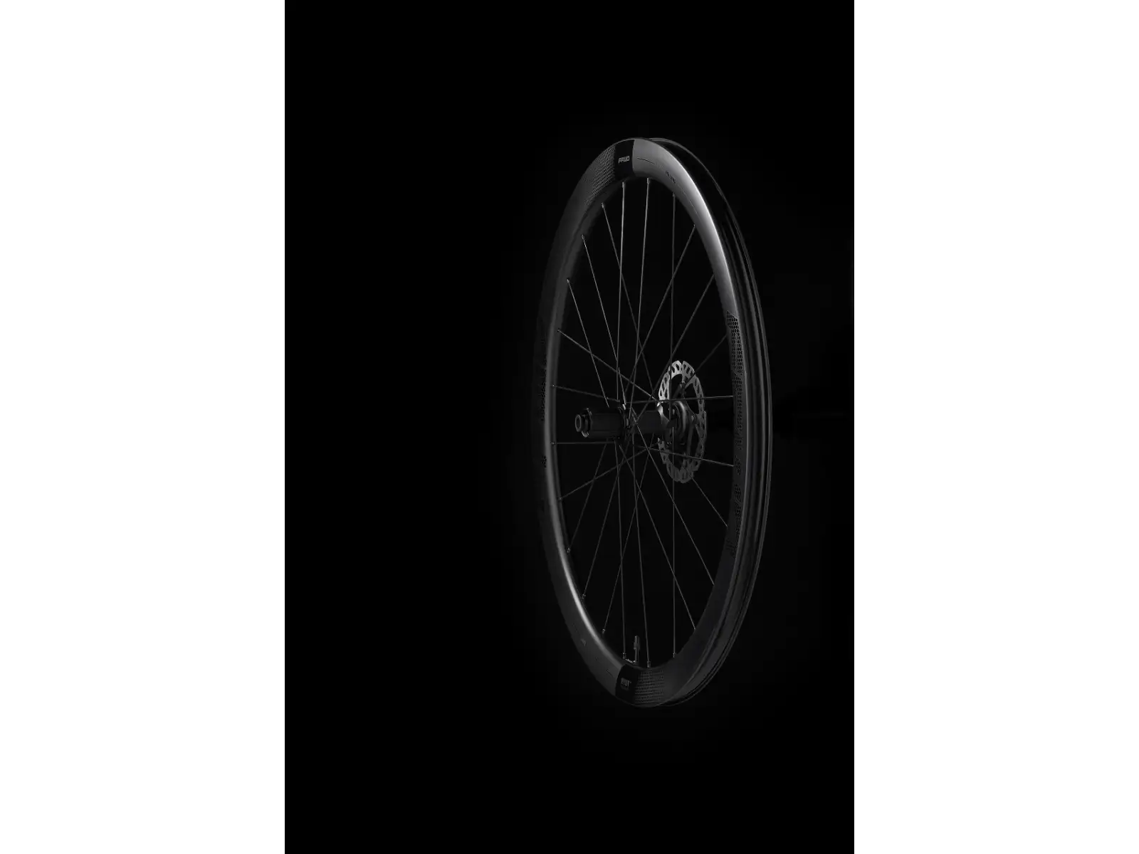 FFWD RYOT77 DT240 2:1 EXP cestné vypletené kolesá plášťové MattBlack Sram XDR orech