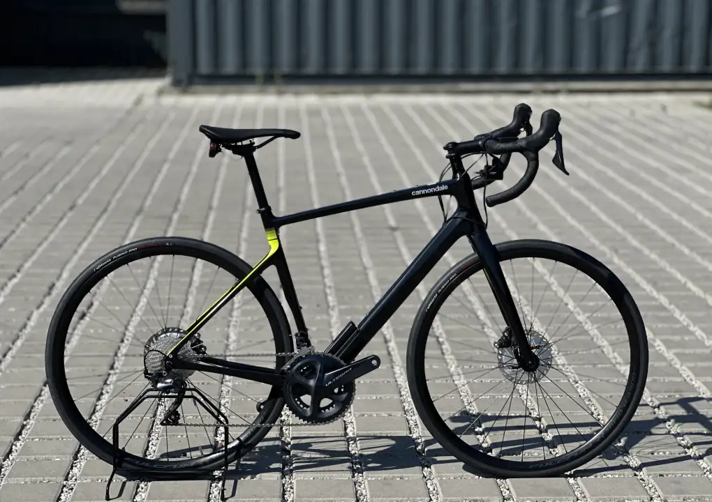 Všestranné silniční kolo Cannondale Synapse Carbon 3 (2022)
