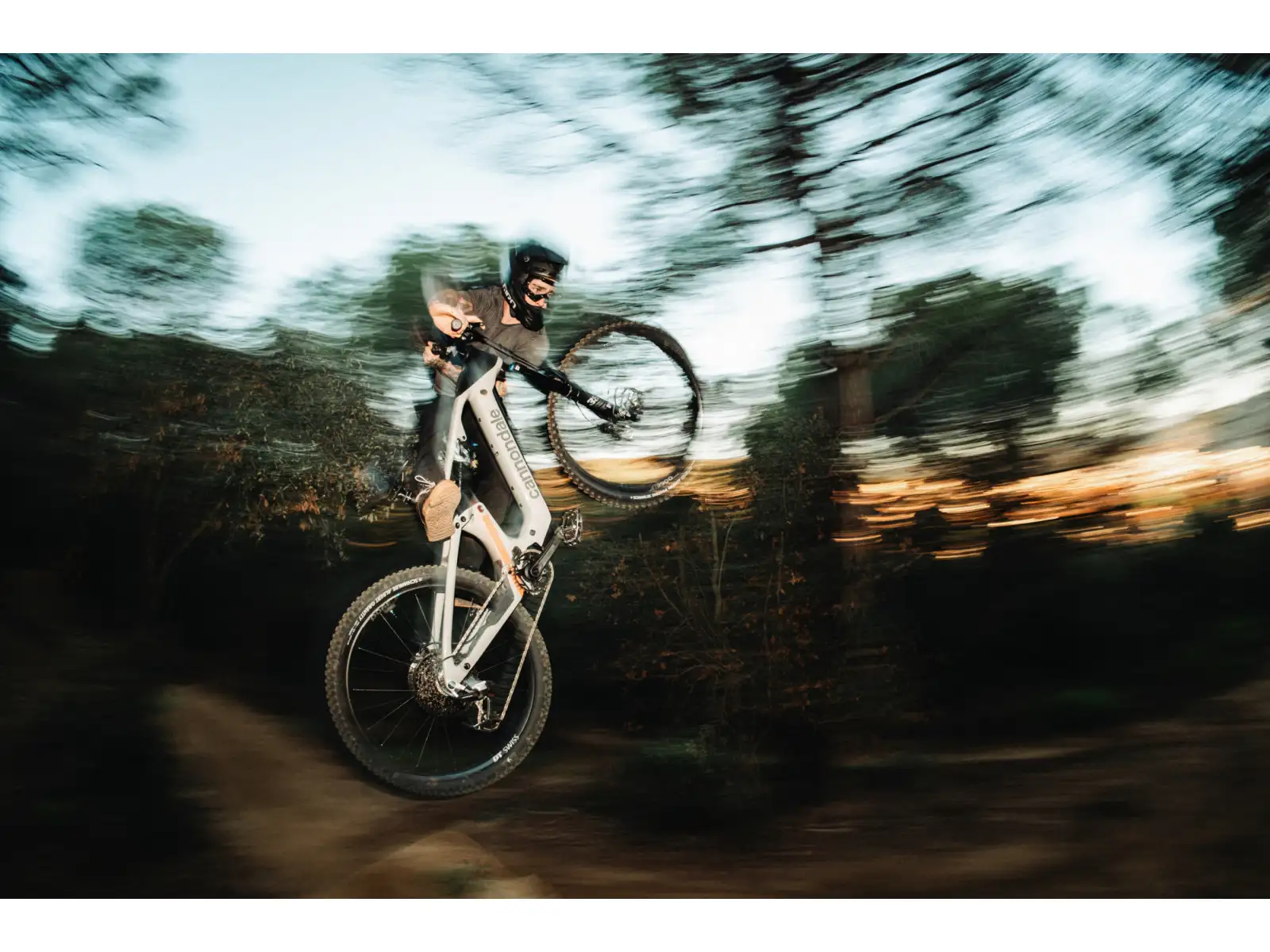 Cannondale Moterra Carbon LT 1 celoodpružený elektrobicykel Tiger Shark