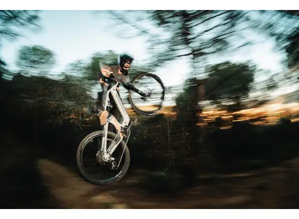 Cannondale Moterra Carbon LT 1 celoodpružený elektrobicykel Tiger Shark