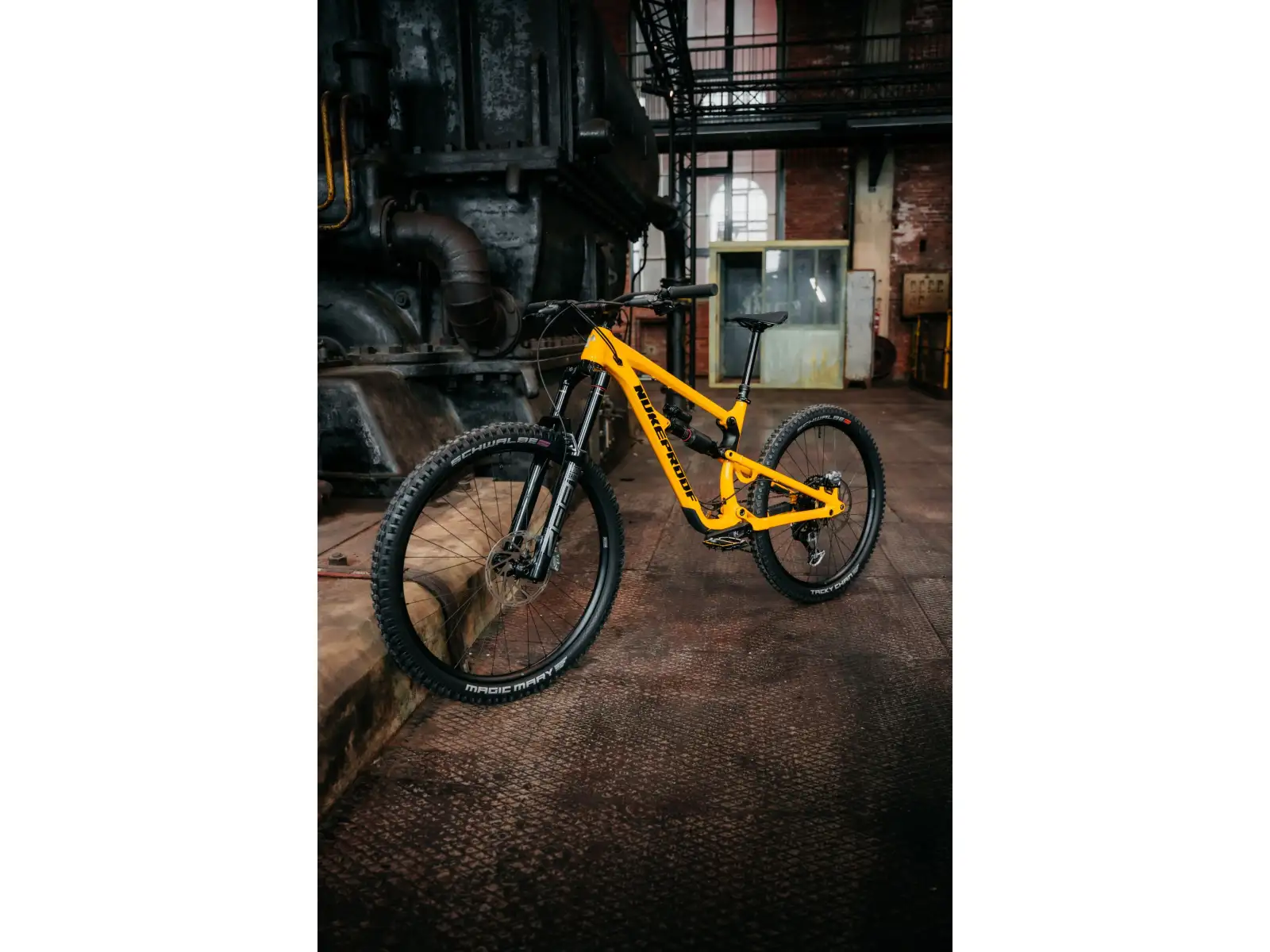 Nukeproof Mega 297 Pro Alloy Eagle 90 celoodpružený bicykel Yellow