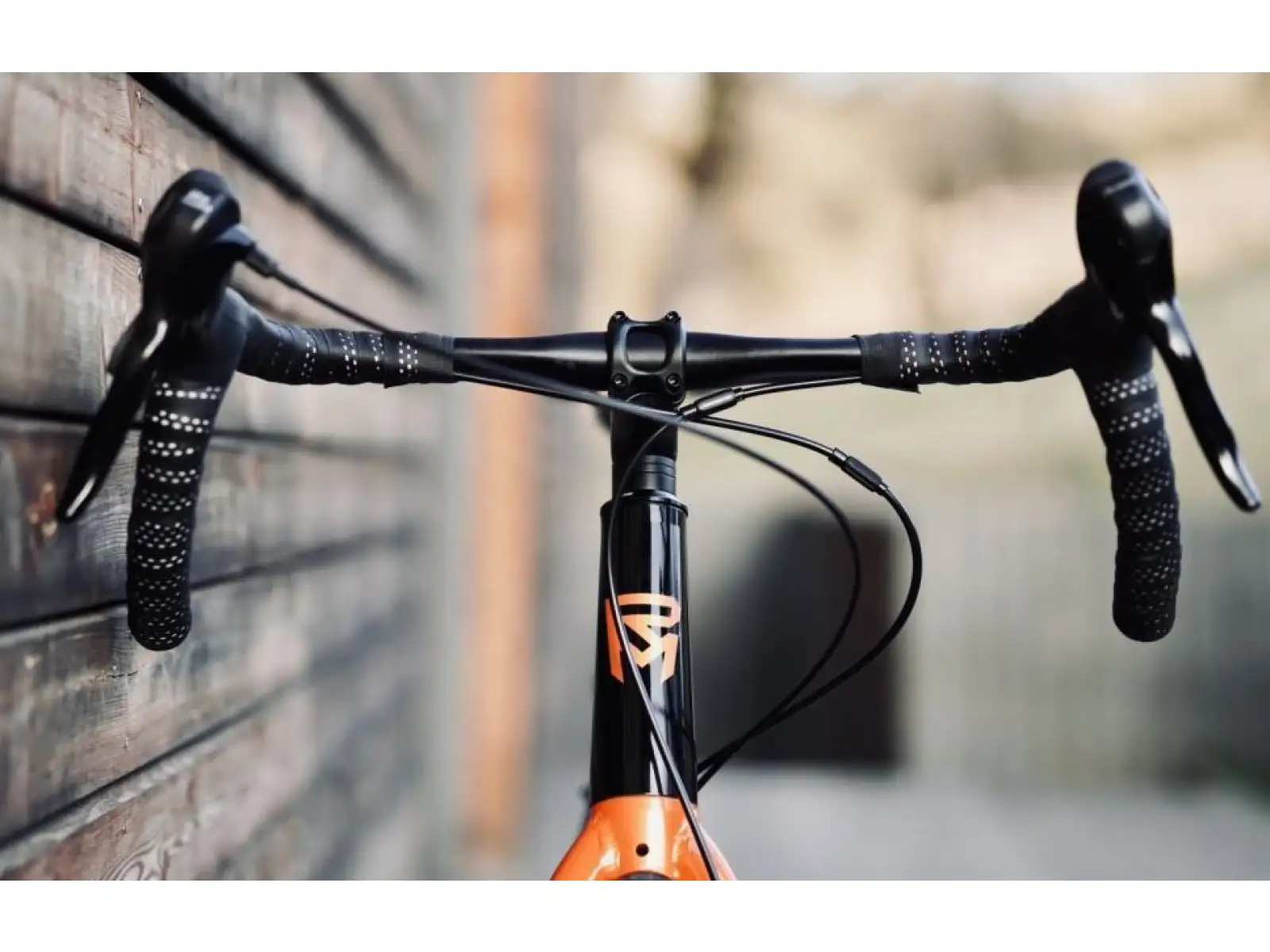Rock Machine Gravelride 200 gravel bicykel Gloss Black/Brick Orange/Silver