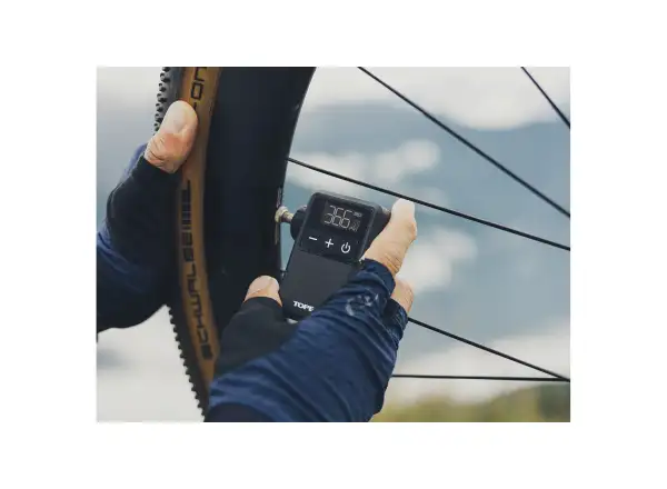 Topeak pumpa E-booster Digital Mini