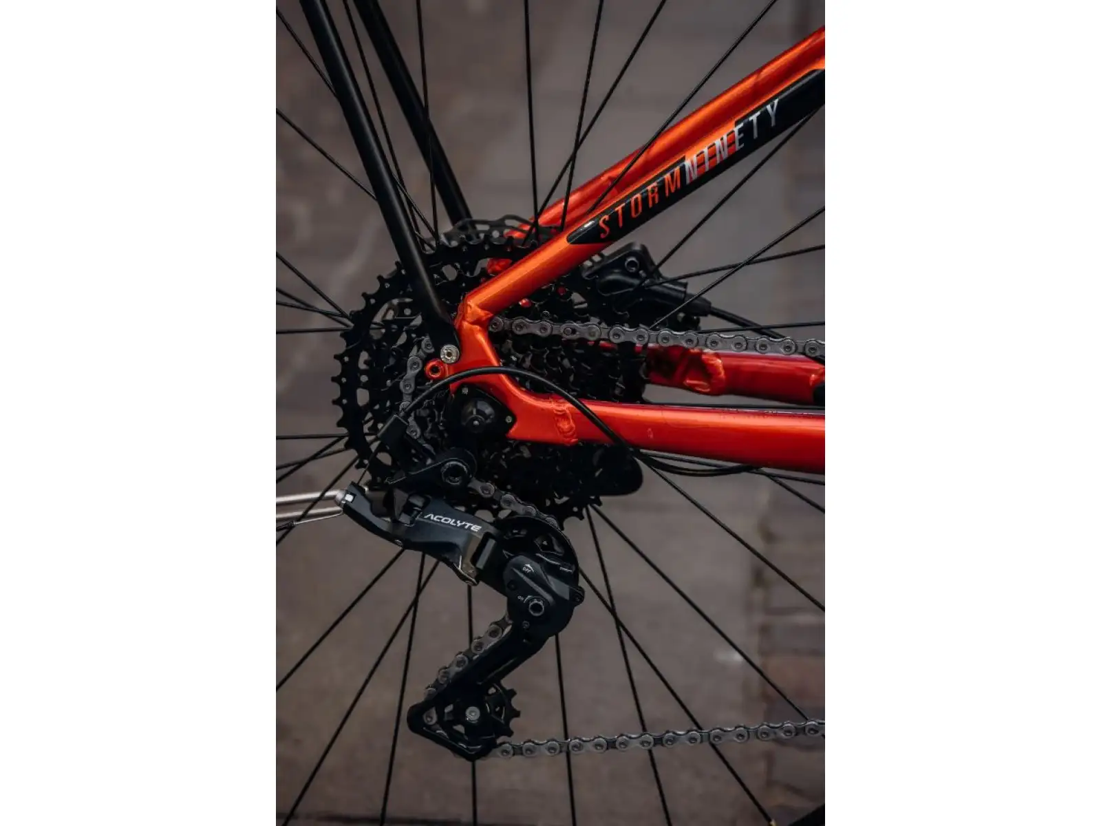 Rock Machine Storm e90-29 Metallic Orange/Silver turistický e-bike s nízkou jazdou