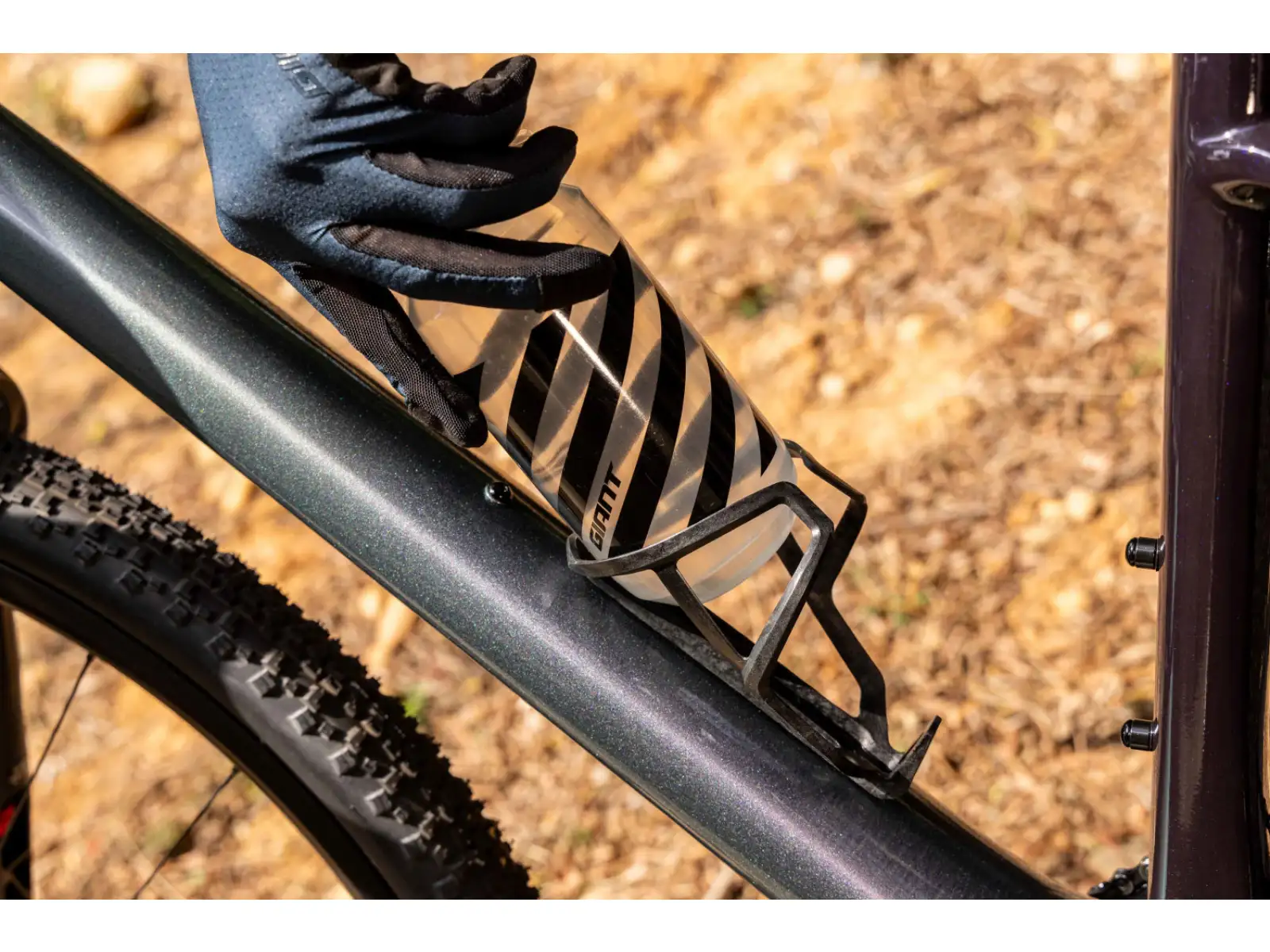 Giant Airway Elite Matt košík na fľašu Black/Gloss silver