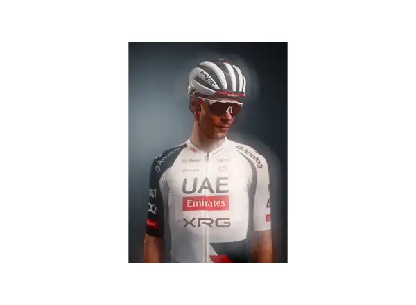 MET Trenta 3K Carbon cestná prilba UAE Team Emirates-XRG Limited Edition
