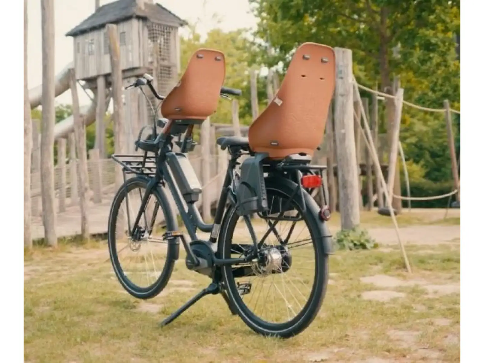 Predná detská sedačka Urban Iki BIO s adaptérom na pätku Haniwa Brown/Bincho Black