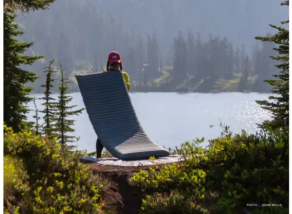 Therm-A-Rest NeoAir Topo Luxe Regular nafukovacia karimatka zelená.
