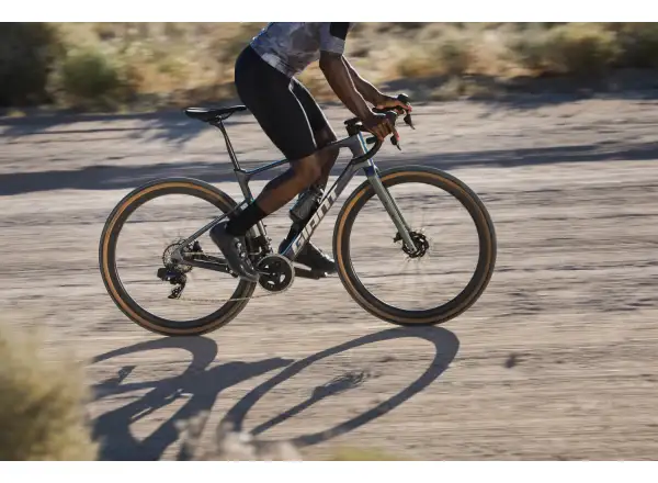 Giant Revolt Advanced Pro 0 M gravel bicykel Interstellar