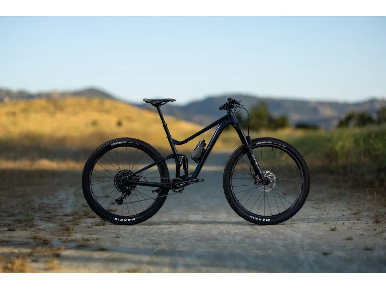 Giant Stance 29 1 celoodpružený bicykel Metallic Black