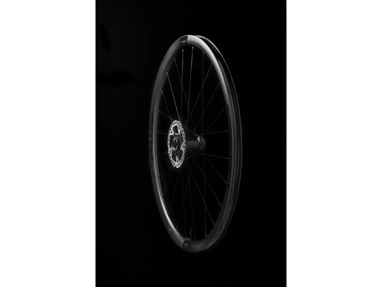 FFWD RYOT33 DT240 2:1 EXP cestné vypletené kolesá plášťové MattBlack Sram XDR orech