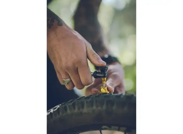 Lezyne Tubeless CO2 Blaster W/O CO2 Súprava na opravu bezdušových plášťov
