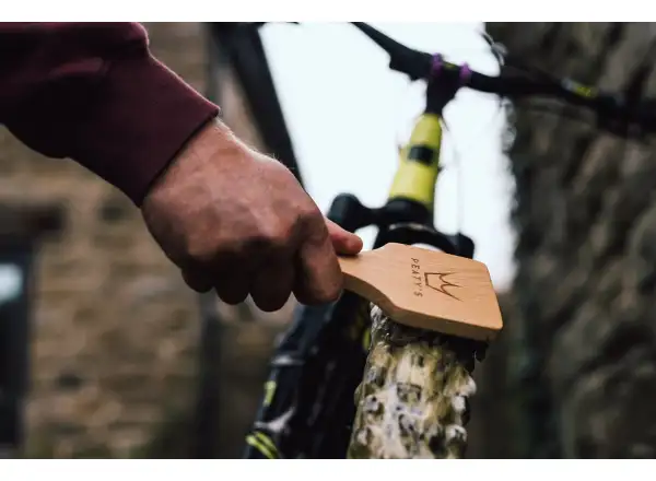 Peatys Tyre Brush kefa na plášte