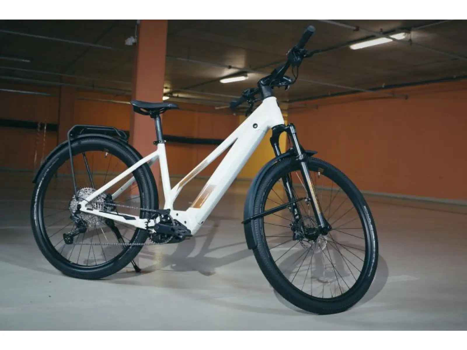 Trekingový elektrobicykel Superior eXR 6090 BL Touring II lesklý biely/medený