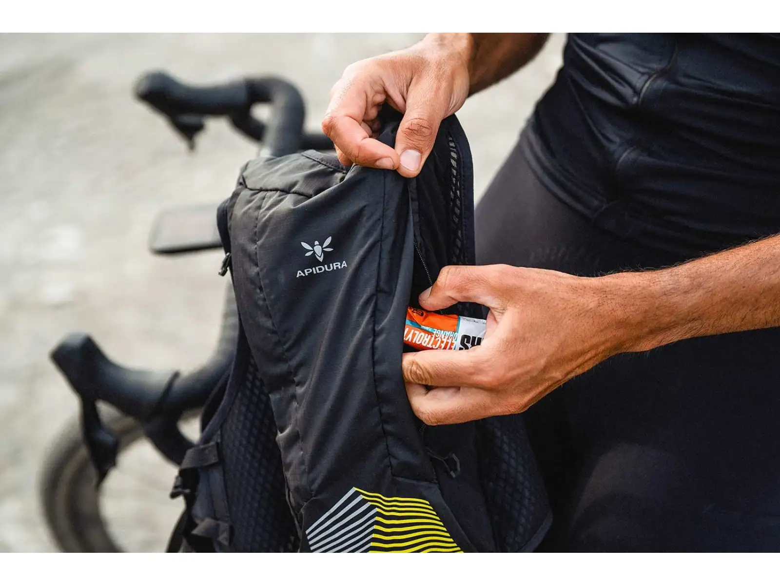 Apidura Racing Hydration cyklistická vesta 2 l čierna